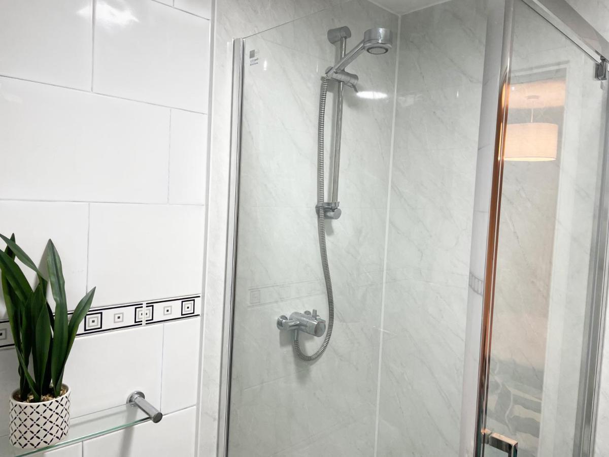 Comfortable And Spacious Superb Holiday Home In Llanelli, Dog Friendly Bagian luar foto
